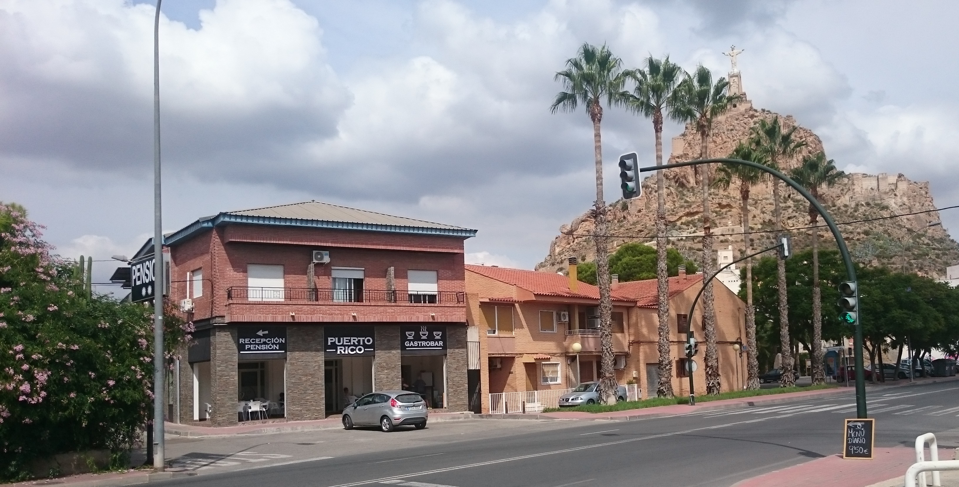 Panorámica de la pensión en el pueblo de Monteagudo